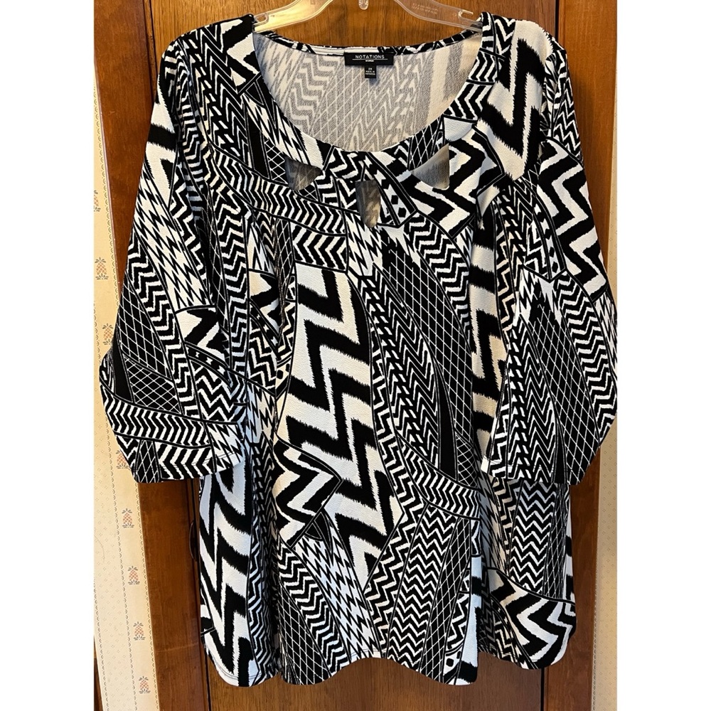 Women's Notations Black and White Geometric Patterned Top